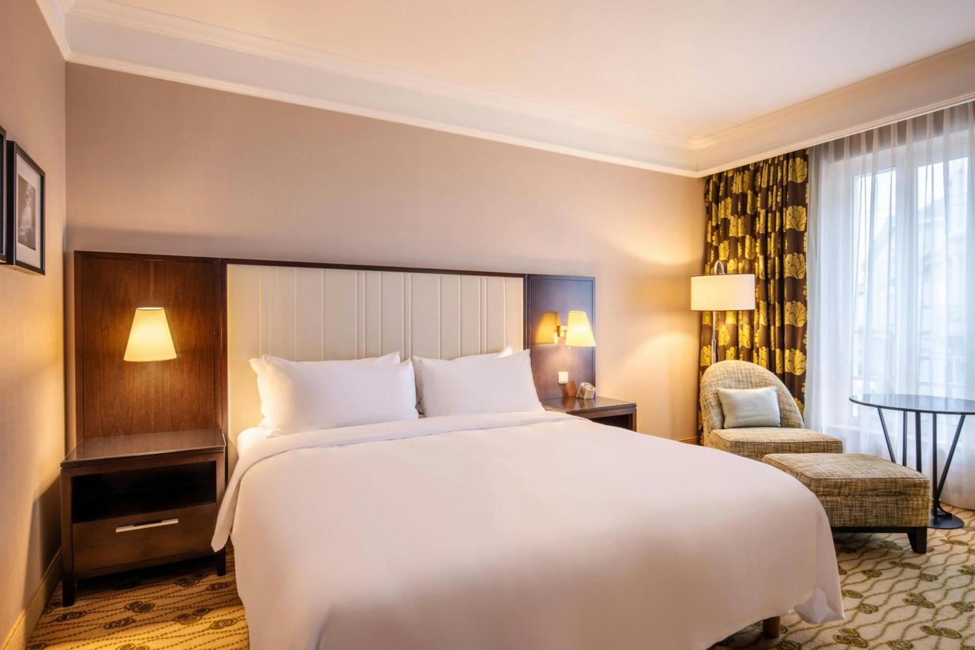 Club Queen room